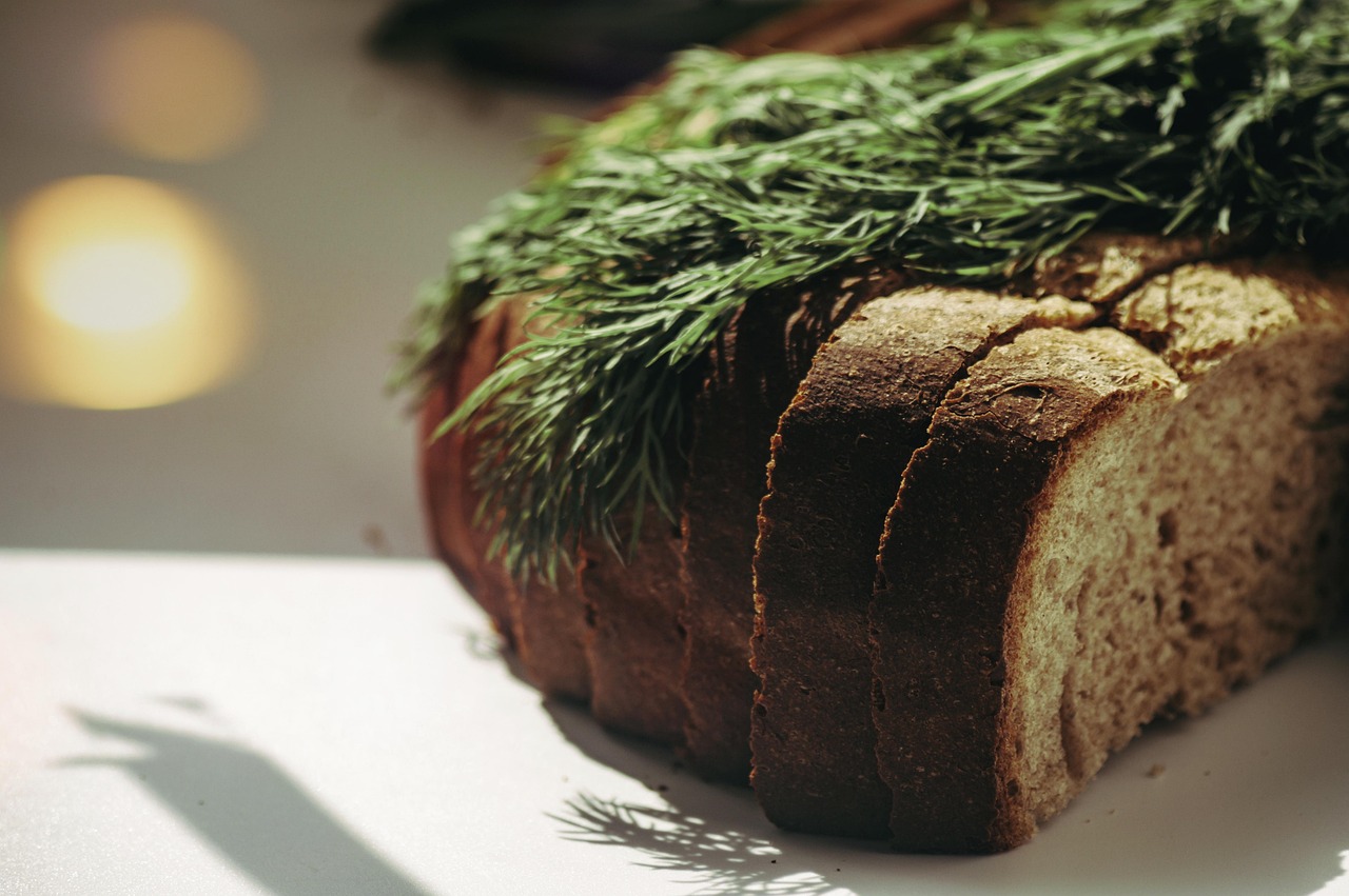 Plato con verdure fresche e ingredienti salutari, rappresentando una cena senza pane.