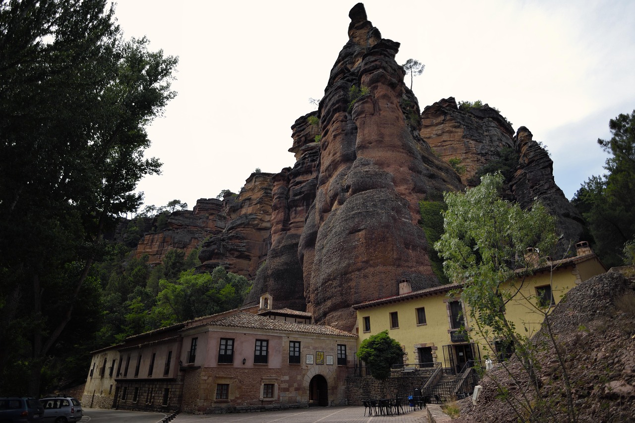 Pueblo histórico de Castilla y León, con calles empedradas y casas tradicionales, ideal para disfrutar de la gastronomía local.
