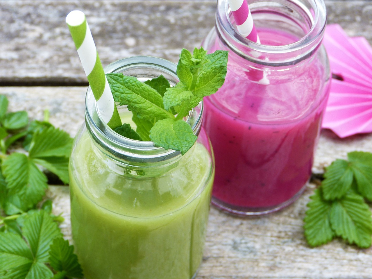 Smoothie verde con ingredientes frescos, ricco di fibre per migliorare la salute intestinale.
