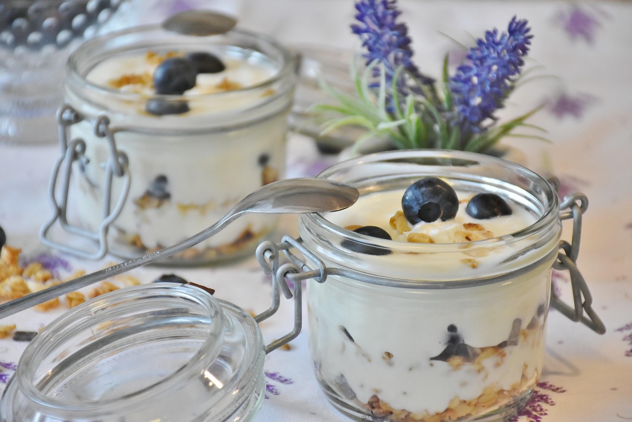 Tazón de yogur griego con frutas y granola, ideal para mejorar la flora intestinal.