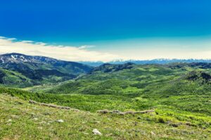 Senderos señalizados en un pueblo de montaña, rodeado de naturaleza y paisajes impresionantes.