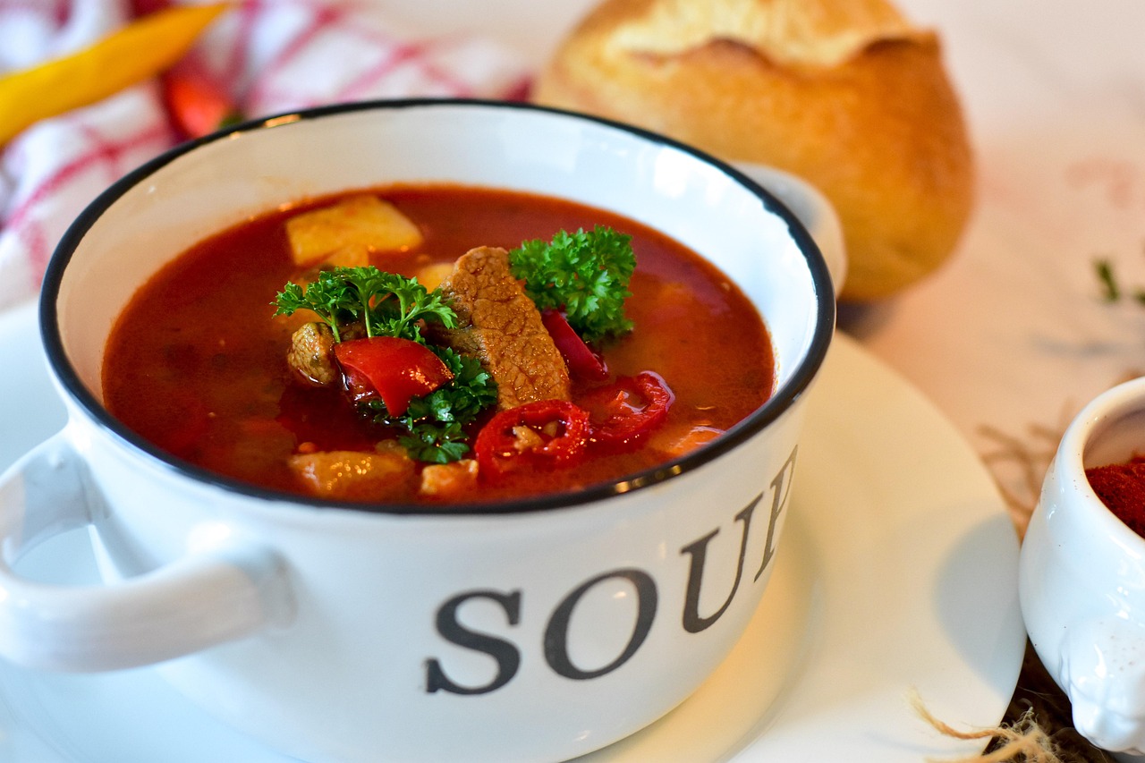 Sopa humeante en un bol, ideal para facilitar la digestión después de una cena pesada.