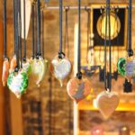 Pueblo rural con mercado artesanal, coloridos stands y visitantes disfrutando de productos locales.