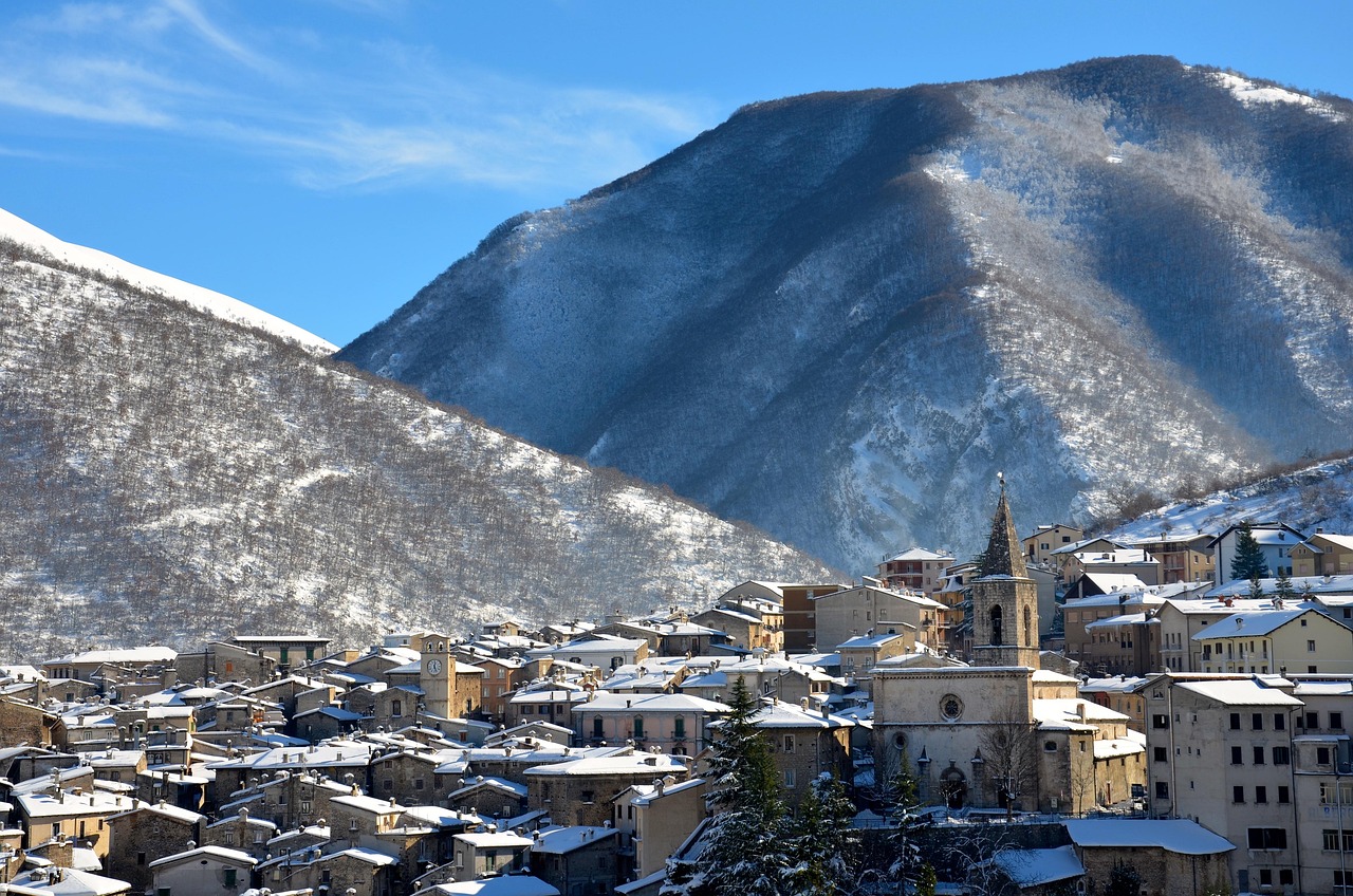 Vista panoramica de un pueblo medieval tranquilo, ideal para visitar en enero.